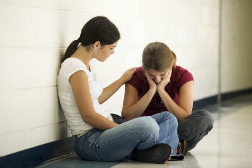 Ragazza che consola un'amica