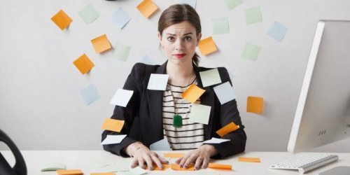 Ragazza cosparsa di post it