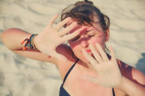 Donna infastidita dal sole.