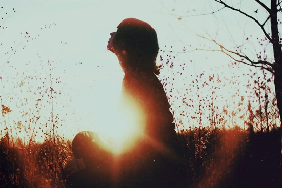 Ragazza medita in uno dei suoi momenti di solitudine.
