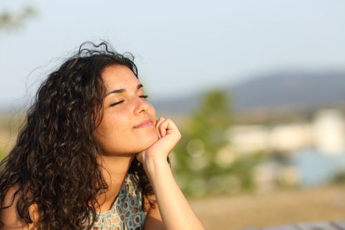 Ragazza rilassata che pensa a sé stessa ed è contenta della sua vita