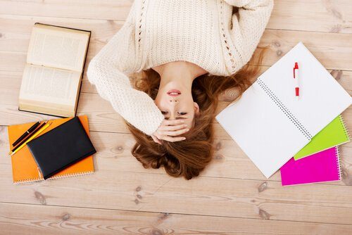 Ragazza stanca con quaderni