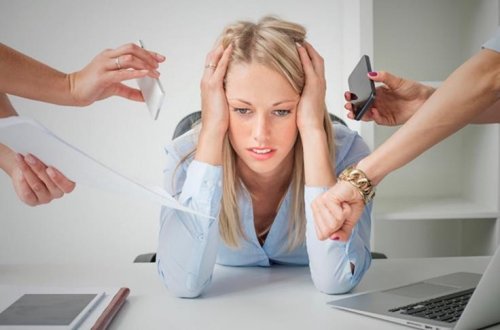 Ragazza stressata al lavoro