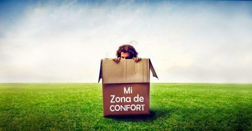 Ragazzo dentro una scatola che rappresenta la sua comfort zone