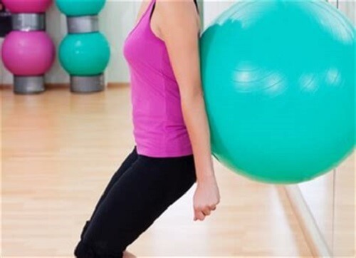 squat al muro con la palla