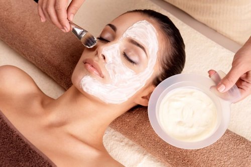donna con maschera per il viso