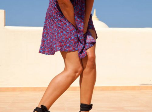 Donna che trattiene l'urina