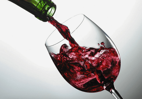 Vino rosso versato in bicchiere