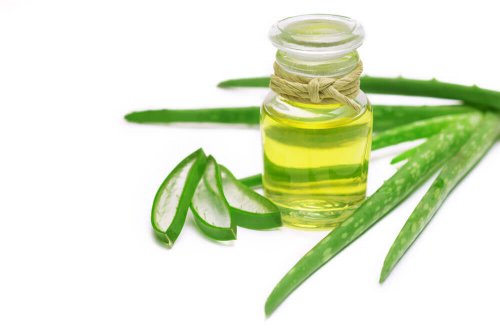 Detergente facciale o struccante naturale a base di aloe vera e olio di mandorle
