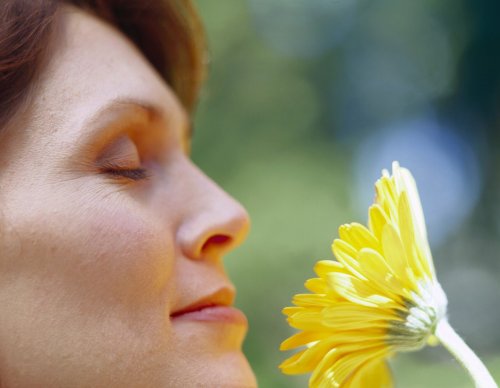 Donna annusa un fiore