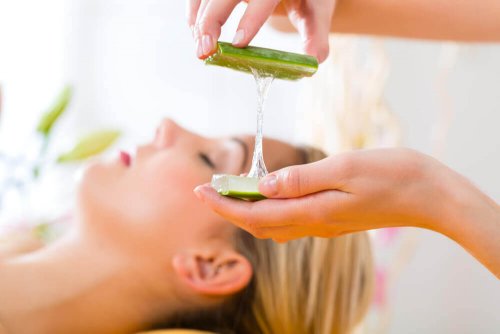 Donna che viene struccata con l'aloe vera