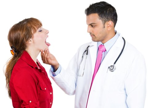 Medico visita una paziente