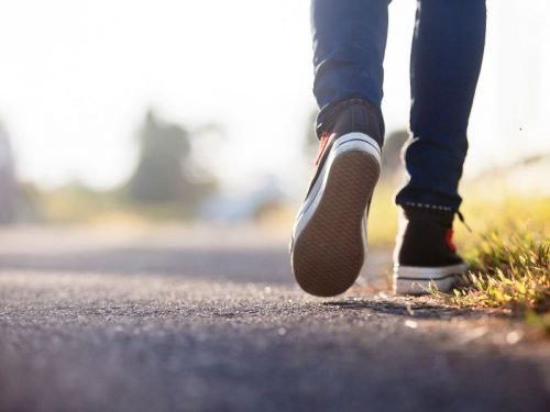 Ragazza che cammina: camminare tutti i giorni aumenta l'energia