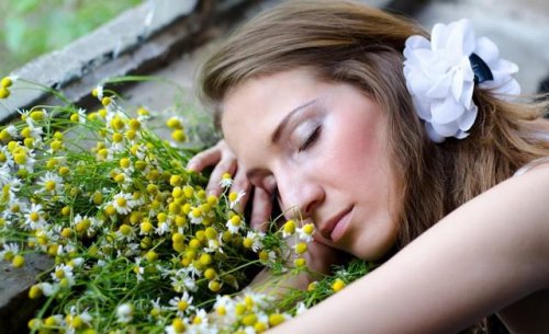 Ragazza dorme sui fiori