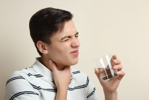 Ragazzo ha mal di gola