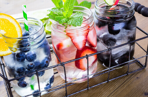 Acqua aromatizzata con frutta