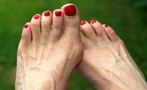 piedi con smalto rosso sulle unghie