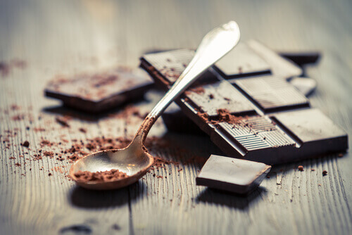 Cioccolato per realizzare una crema al cacao.