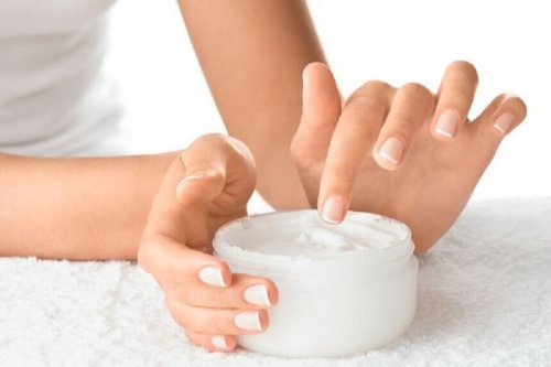 Crema idratante per unghie
