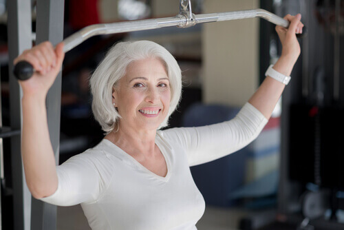 Donna anziana in palestra
