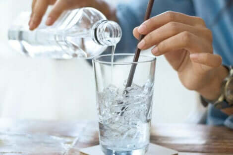 Bere acqua per liberare il naso.