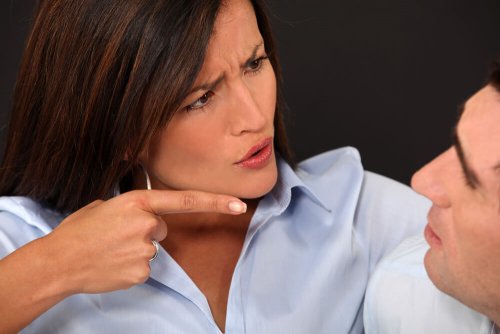 DOnna che critica il partner
