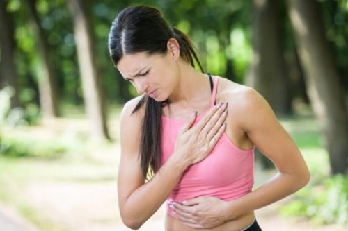 Donna con dolore al petto legato ad un infarto