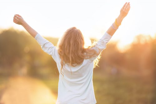 Donna felice al sole