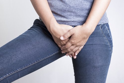 Donna con mani sulla vagina