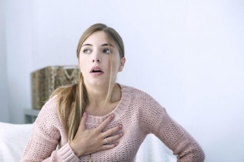 Donna con sensazione di soffocamento