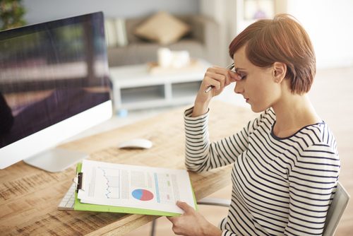 Donna stanca in ufficio