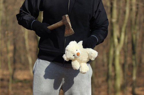 Psicopatia infantile bambino con accetta e peluche