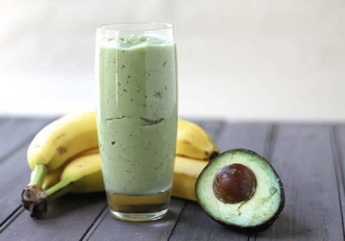 Frullato tè verde, banana e avocado