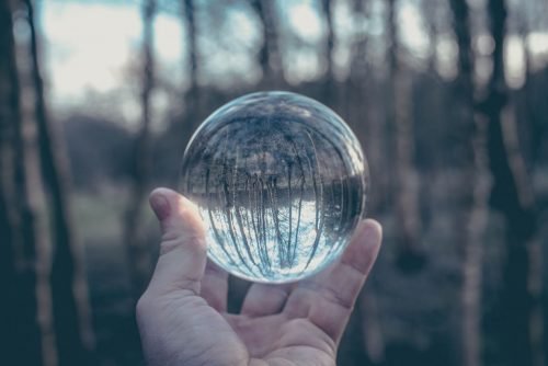 Sfera di cristallo che rappresenta la profezia autoavverante