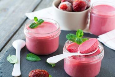 Mousse leggera di fragole e mandorle "senza"