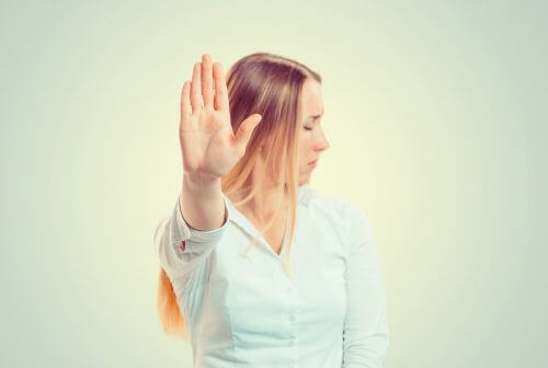 Donna che fa un segno di rifiuto con la mano