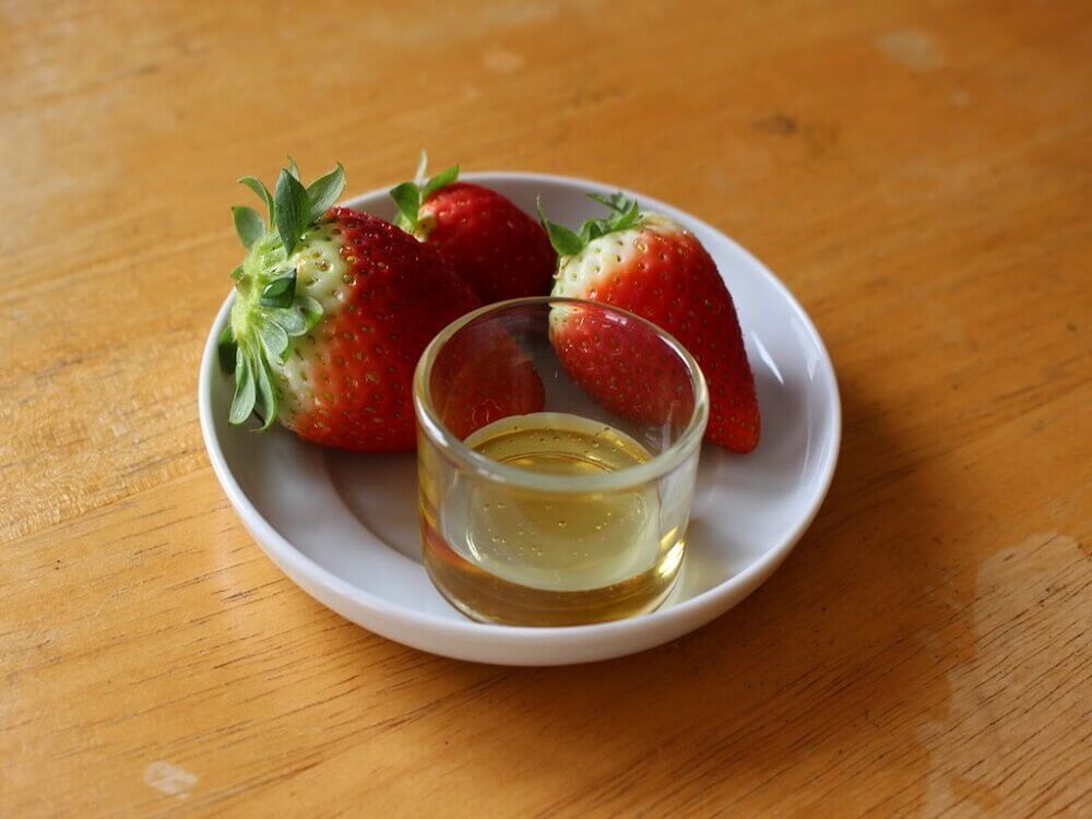 olio e fragole in un piatto