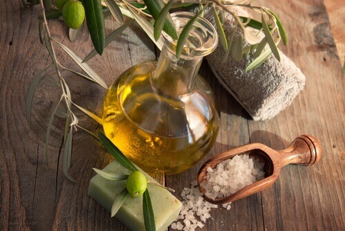 Olio d'oliva per struccare il viso