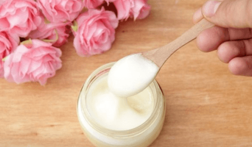 Peeling allo yogurt, petali di rosa e olio di jojoba
