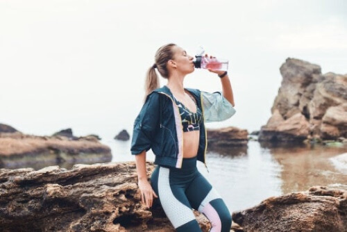 Ragazza che beve acqua
