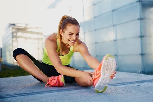 Ragazza che fa stretching per alleviare i dolori muscolari