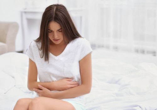 Ragazza con dolore allo stomaco