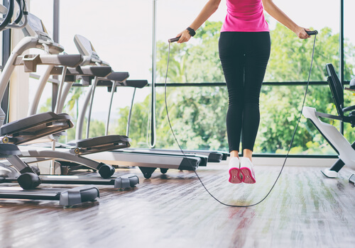 donna in palestra che salta la corda