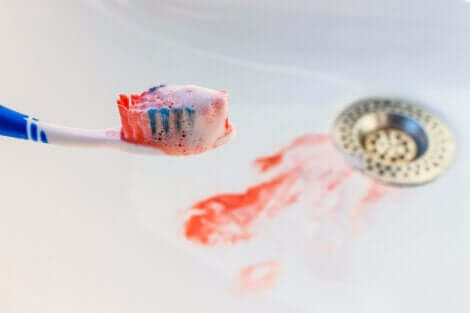 Presenza di sangue sullo spazzolino da denti.