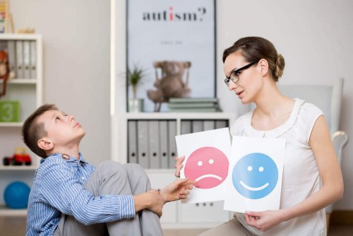 maestra con bambino che mostra faccia triste