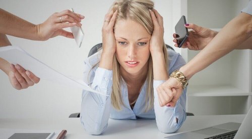 Donna sommersa dallo stress