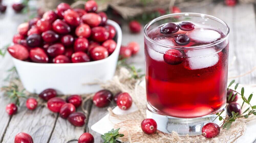 un succo diuretico di mirtilli, anguria e ciliegie può aiutare a ridurre l'infezione della vescica