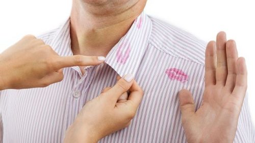 Uomo con macchie di rossetto sul colletto della camicia