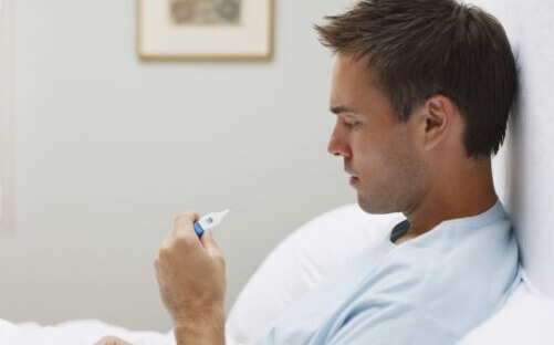 Uomo con termometro digitale