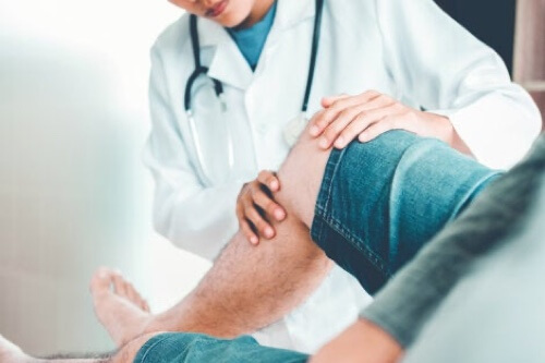 Visita medica alle ginocchia